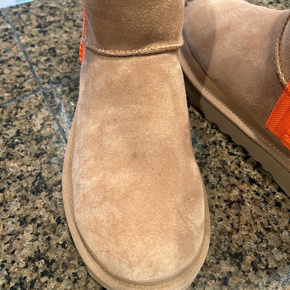 Ugg side zip boot, size 9.  Chestnut with orange tabs.  Great condition. - Picture 8 of 8